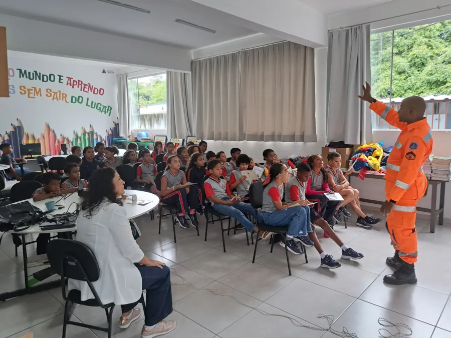 Escola Municipal Clarindo Projeto Bombeiro na Escola em Timoteo 13 scaled e1745936810866