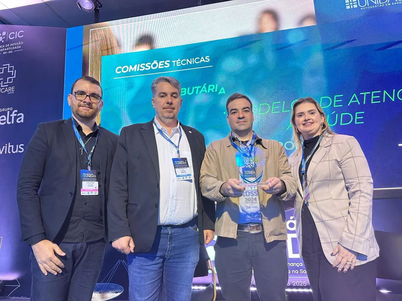 USISAÚDE PARTICIPA DO SEMINÁRIO DA UNIDAS E RECEBE PRÊMIO POR CONQUISTA DA NOTA MÁXIMA NO IDSS 1 USISAUDE RECEBE PREMIACAO POR NOTA MAXIMA NO IDSS 2024 3