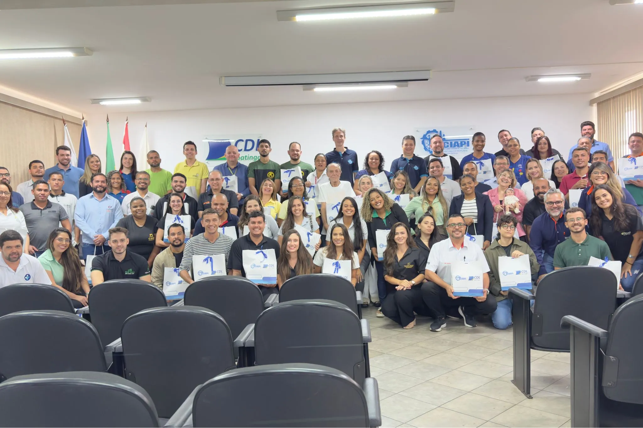 ACIAPI, CDL DE IPATINGA E SEBRAE ENTREGAM KITS PARA EXPOSITORES DA FEIRAÇO 2025 1 Durante o encontro os expositores receberam kits para a Feiraco 2025