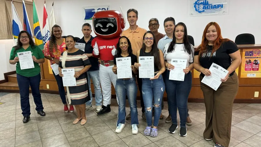 Aciapi-CDL entregam vales-compra da campanha Amor Premiado e TV's de sorteio da Feiraço