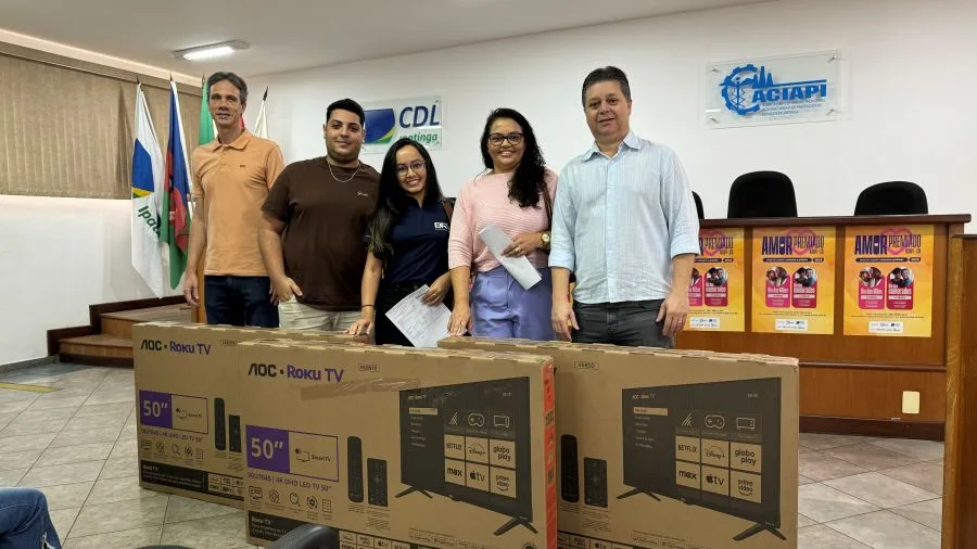 Aciapi-CDL entregam vales-compra da campanha Amor Premiado e TV's de sorteio da Feiraço 