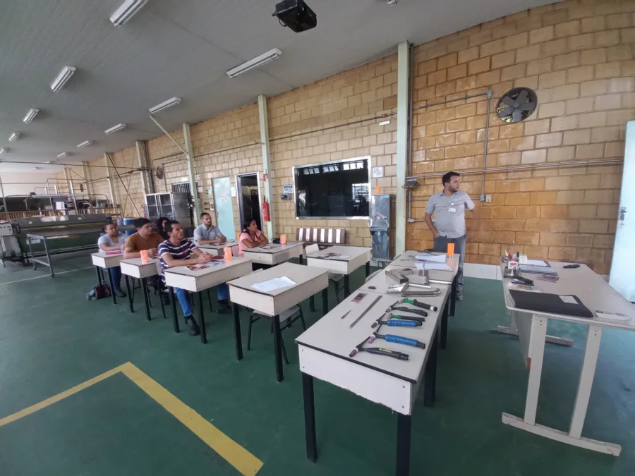 Aulas do curso de Soldagem TIG e acabamento de acos inoxidaveis 2 Instituto do Inox scaled e1749593576284