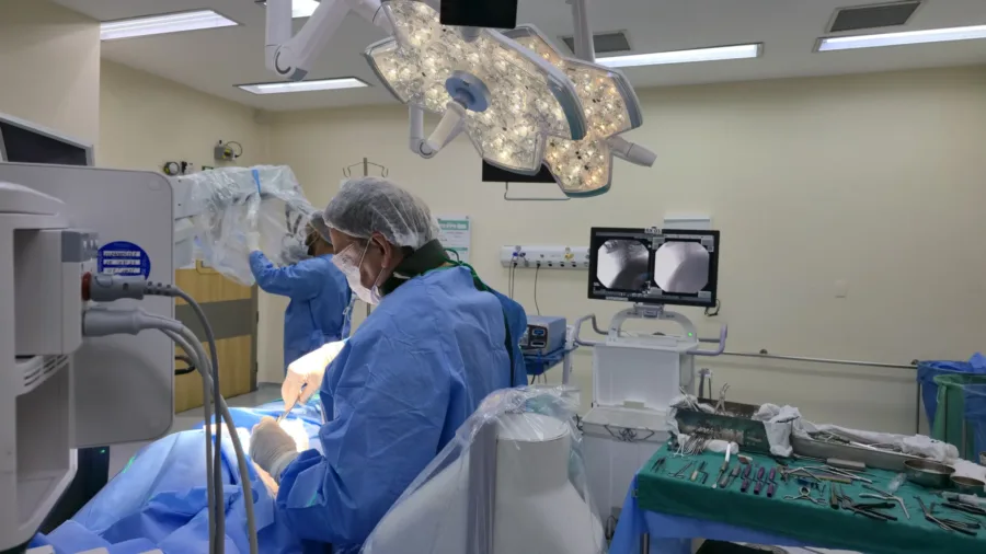 CENTRO CIRÚRGICO DO HOSPITAL MÁRCIO CUNHA PASSA POR MODERNIZAÇÃO PARA AMPLIAR CAPACIDADE DE ATENDIMENTO 1 Centro Cirurgico HMC 1 2 scaled e1750705880317