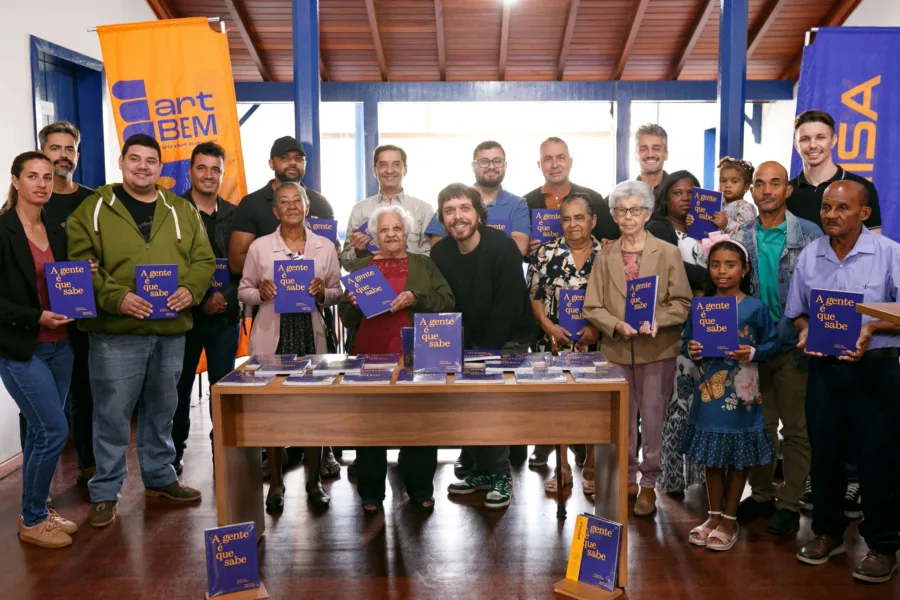 Comunidade de Antonio Dias autoridades locais e equipe do artBEM no lancamento do livro A gente e que sabe fotografia Teuller Morais 40 scaled e1750694782111