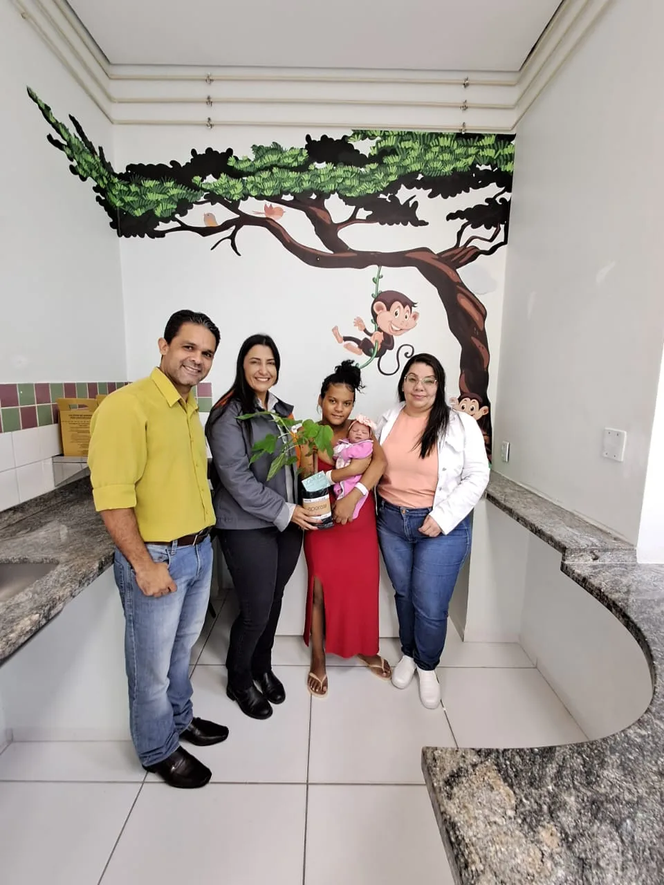 MÃES DE RECÉM-NASCIDOS NO HOSPITAL HMVB SÃO PRESENTEADAS COM MUDAS DO OIKÓS 1 Maes de recem nascidos no HMVB sao presenteadas com mudas do Oikos 2