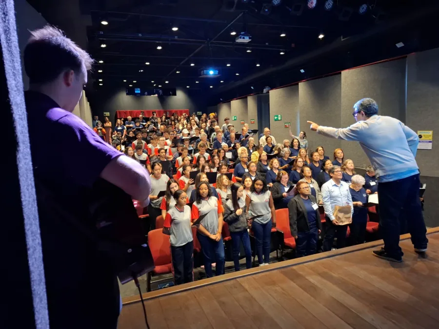 Projeto Encontros em Cantos Aula coletiva 1 scaled e1751131780762