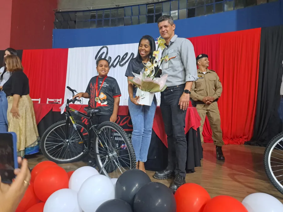ESTUDANTES DE TIMÓTEO E CORONEL FABRICIANO CELEBRAM FORMATURA NO PROERD 2025 2 Formatura do Proerd Timoteo 4 Luiz Magalhaes presidente da Fundacao Aperam homenageando professores e alunos que participaram do Proerd scaled e1752328624982