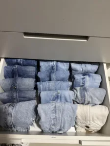 COMO DOBRAR E ORGANIZAR SHORT JEANS DE MANEIRA PRÁTICA E FUNCIONAL 4 IMG 4698 1