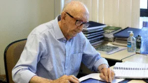 VENDEDOR RAIZ É AQUELE QUE SE ATUALIZA E CRIA BASE PARA ENCONTRAR O FUTURO 2 Profissional de vendas mais velho