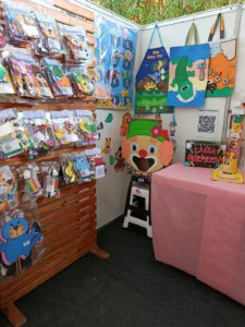 CRIATIVIDADE E INCLUSÃO EM DESTAQUE: ARTESÃ JASSANAN DE ALMEIDA BRILHA NA EXPO USIPA 2025 3 WhatsApp Image 2025 07 08 at 17.10.30 1 1