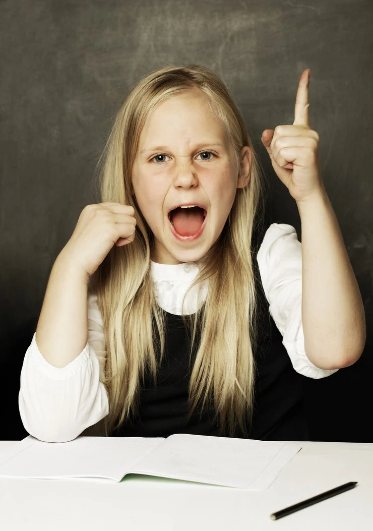 COMO LIDAR COM CRIANÇAS COM COMPORTAMENTO OPOSITOR: UM OLHAR ATENTO AO TOD. 1 aluno em uniforme escolar menina com a boca aberta diversao 221436 1153