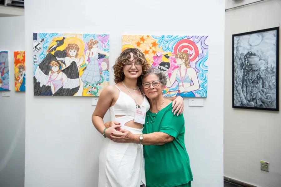 EXPOSIÇÃO OLHARES DIVERSOS EXIBE OBRAS DE 57 ARTISTAS NA FUNDAÇÃO APERAM 2 Babi e neta da artista plastica Ieda Klein EXP. OLHARES DIVERSOS FOTO ELVIRA NASCIMENTO 107 e1755539464366
