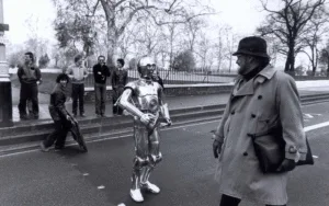 JOHN WILLIAMS: O GRANDE MAESTRO DAS TRILHAS DO CINEMA 5 John Williams meets C 3PO during a promotional photoshoot for the concert with the LSO held in February 1978 at the Royal Albert Hall in London