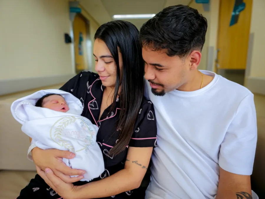 AMAMENTAR É MAIS DO QUE NUTRIR, É UM GESTO DE AMOR E VIDA 2 Kellem e Gilmar com a filha Olivia scaled e1754053115163