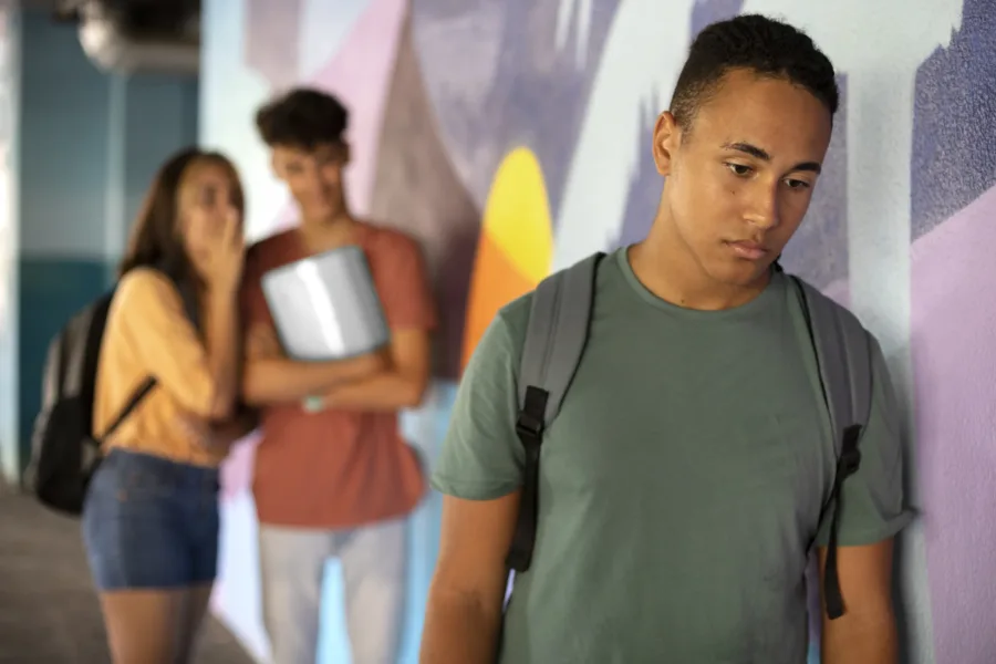 adolescente de tiro medio sendo intimidado por colegas scaled e1756126924484