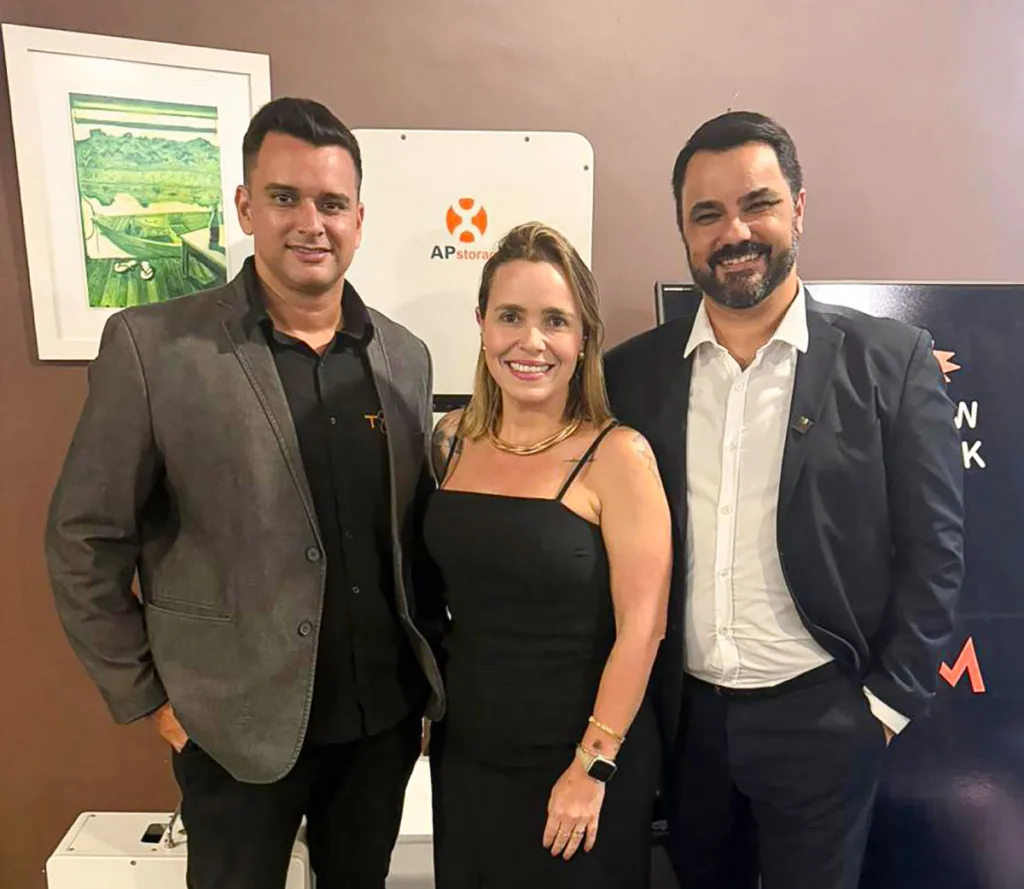 COQUETEL E PALESTRA DA T8M 2 1 Toniangelo socio da T8M com Laila Pena e o palestrante Rodrigo Matias
