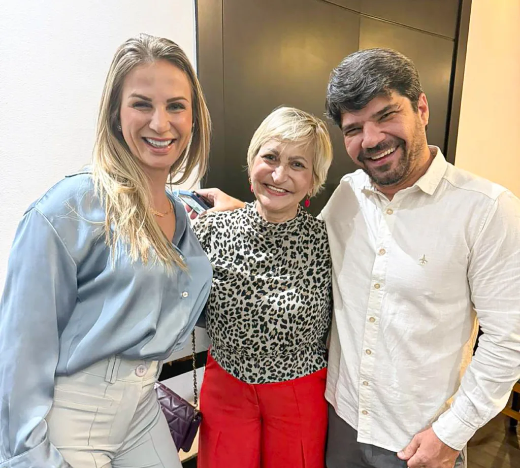 COQUETEL E PALESTRA DA T8M 3 6 Janderley e Liziane Zorzan Seguros ladeando Angela Vieira