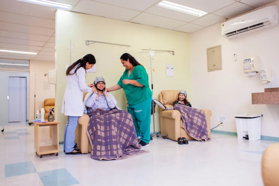 CUIDADO QUE TRANSFORMA: TOUCA INGLESA GRATUITA EVITA QUEDA DE CABELO A PACIENTES ONCOLÓGICOS NA UNIMED VALE DO AÇO 2 IMG 8999 scaled e1758050673363