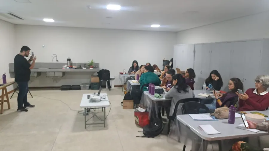 Oficina ministrada pelo Tailles ensinou a fotografar produtos editar imagens e como criar posts para redes sociais 1 e1757528711431