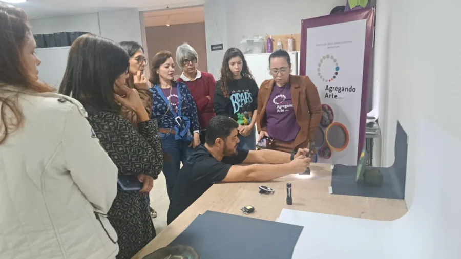 FOTOGRAFIA COM CELULAR PARA MÍDIAS DIGITAIS SÃO TEMA DE OFICINA DO AGREGANDO ARTE 2 Oficina ministrada pelo Tailles ensinou a fotografar produtos editar imagens e como criar posts para redes sociais 4 e1757528789108
