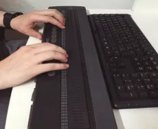 DA TELA AO TOQUE: COMO A TECNOLOGIA ASSISTIVA ACOLHE E TRANSFORMA A VIDA DE PESSOAS COM DEFICIÊNCIA (PcD). 6 braile