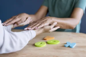 O REFÚGIO DO LAR: COMO AJUDAR CRIANÇAS ATÍPICAS NA REGULAÇÃO SENSORIAL. 2 mulher em sessao de terapia ocupacional com psicologa