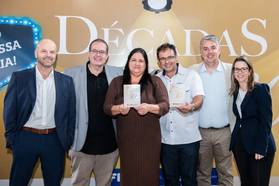 FSFX HOMENAGEIA COLABORADORES QUE COMPLETARAM DÉCADAS DE COMPROMISSO E AMOR AO CUIDAR 2 1 Idiones e Luciene juntamente com os diretores da FSFX e HMC F. ELVIRA NASCIMENTO 169 e1762188446755