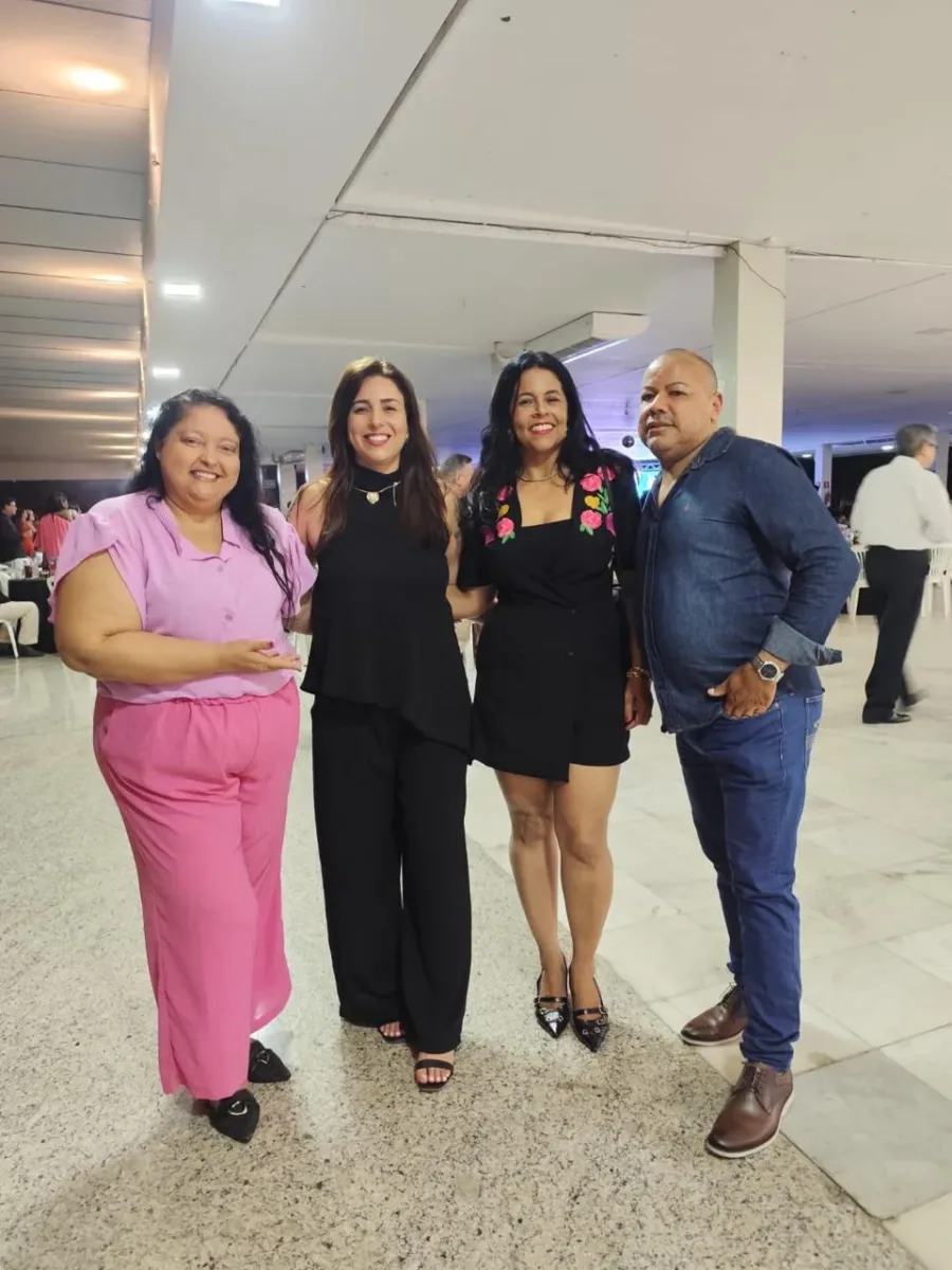 NOITE DANÇANTE EM TIMÓTEO 2 Gisele Lima, presidente do Conselho e Tánia Carvalho, gerente da ACE no centro da foto com Ronei Almeida, Cerimonial e Eventos Almeida mais Cleide Ribeiro Broadway / UNIUBE Timóteo.