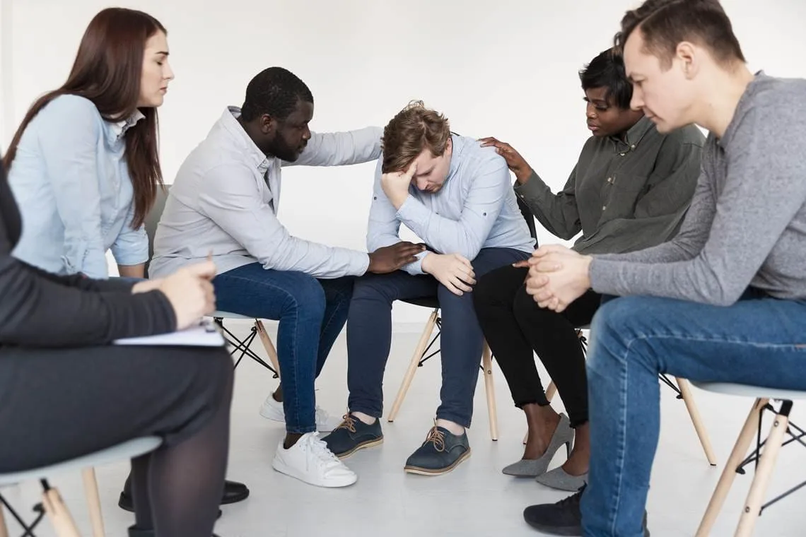 PARE DE RECLAMAR E USE SUA CAPACIDADE DE CRIAR! FÉ EM DEUS E PÉ NA TÁBUA!