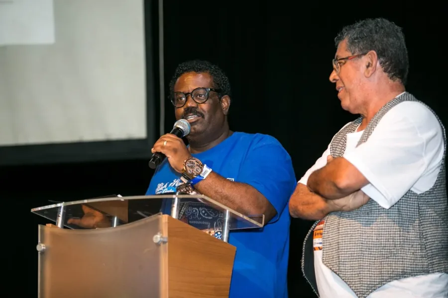 NOITE DE PREMIAÇAO DO FESTIVAÇO TEM ENTREGA DE PRÊMIOS PELO ATOR LEANDRO FIRMINO 2 Ator Leandro Firmino e Ailton Avelino e1762991767552