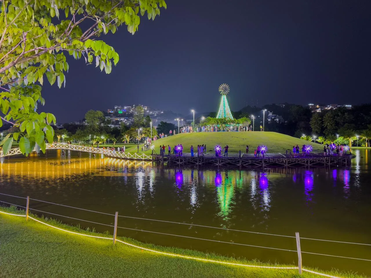 Comunidade celebra inauguração da iluminação natalina no Parque Ipanema