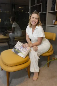 A BAGUNÇA INVISÍVEL: COMO A DESORDEM EM CASA IMPACTA A SAÚDE FÍSICA E EMOCIONAL DAS MULHERES 6 Laila Posicionamento 2025 45