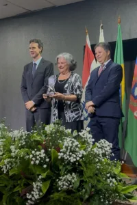 ACIAPI E CDL PROMOVEM MÉRITO EMPRESARIAL 2025 E HOMENAGEIAM DESTAQUES DO ANO EM IPATINGA 4 Linda Teixeira celebrou o reconhecimento ao trabalho social que desenvolve ha anos