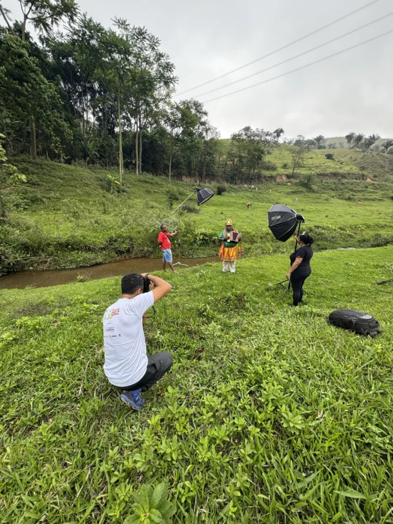 A COROA E O CENTENÁRIO RODRIGO ZEFERINO REVELA O REAL MARAVILHOSO DO CONGADO DO IPANEMINHA EM “GALANGOS” 3 Projeto Galangos Bastidores006