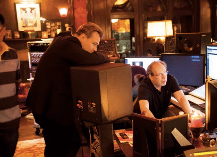 HANS ZIMMER: O COMPOSITOR QUE REDEFINIU O SOM DE HOLLYWOOD 6 Christopher Nolan and Hans Zimmer working on the score for Interstellar 2014