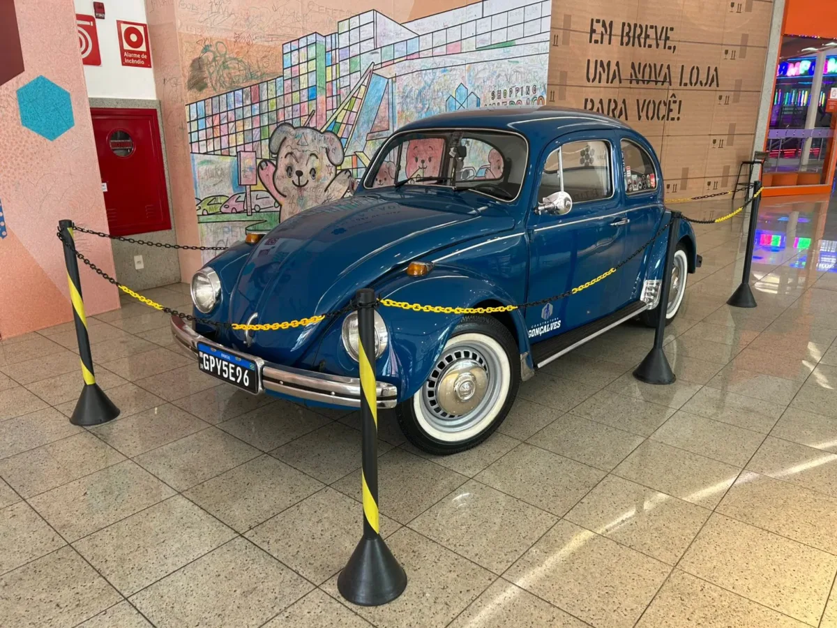 SHOPPING VALE DO AÇO RECEBE EXPOSIÇÃO DE FUSCAS A PARTIR DESTA SEXTA FEIRA (16) EM COMEMORAÇÃO AO DIA NACIONAL DO FUSCA 2 Fusca 1975 e1768586136645