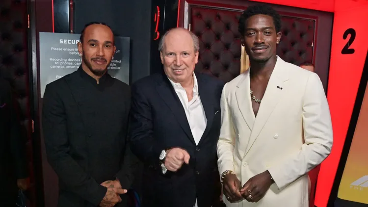 HANS ZIMMER: O COMPOSITOR QUE REDEFINIU O SOM DE HOLLYWOOD 10 Hans Zimmer Premiere F1 com Lewis Hamilton e Damson Idris
