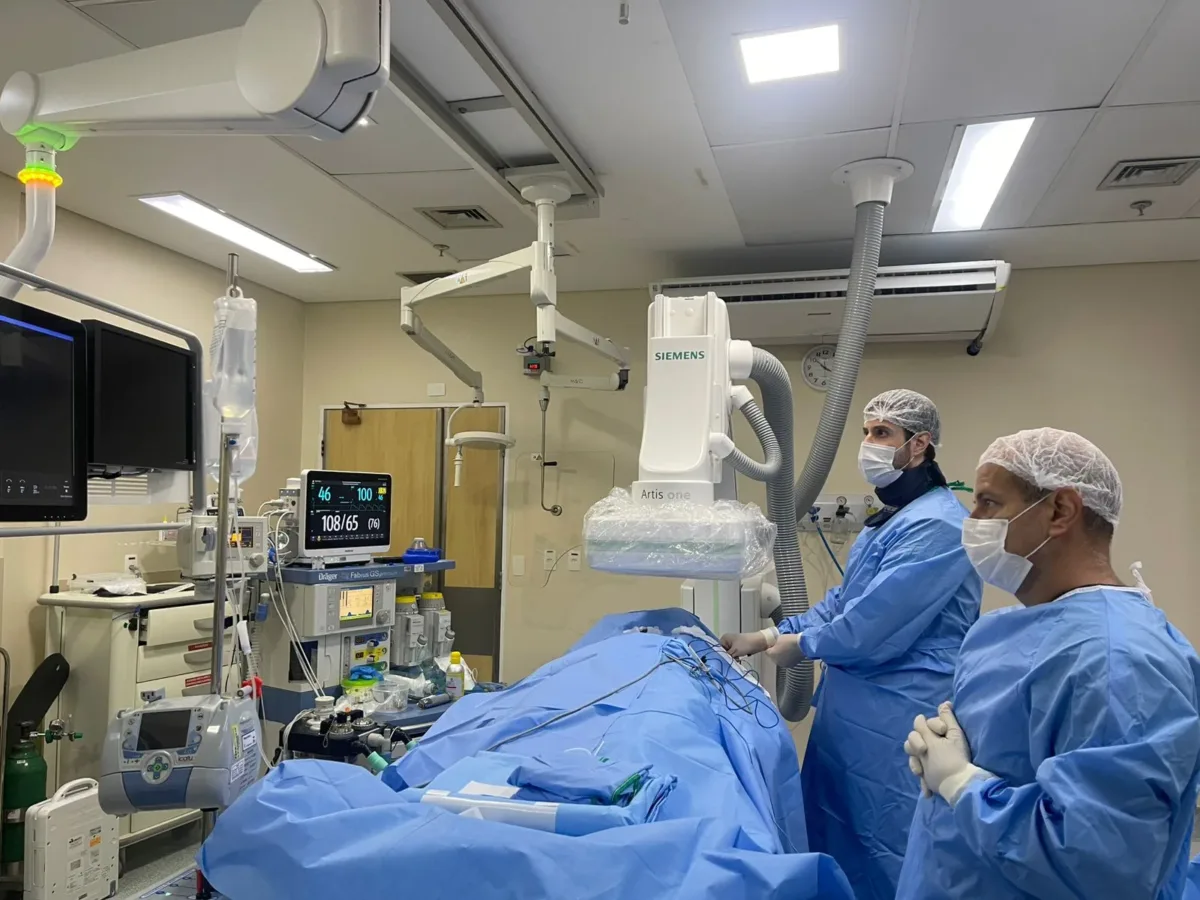 AVANÇO QUE TRANSFORMA VIDAS: HOSPITAL MÁRCIO CUNHA REALIZA IMPLANTE MODERNO DE MARCA-PASSO ALINHADO A FISIOLOGIA DO CORAÇÃO 2 Marca passo eletrofisiologico 1 e1767907019136