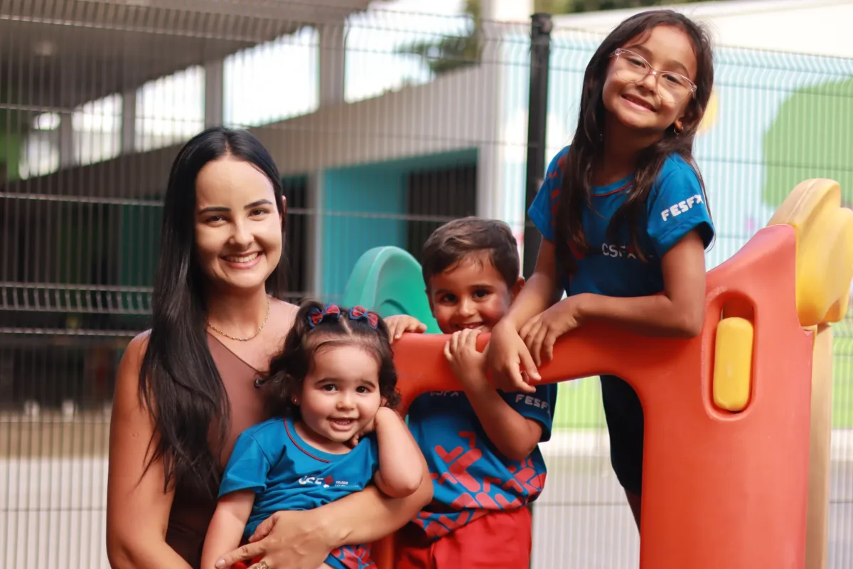 COM ESPAÇOS REVITALIZADOS E FOCO NO DESENVOLVIMENTO,CSFX INICIA NOVO ANO LETIVO 2 Sheylla e familia scaled e1769800991253
