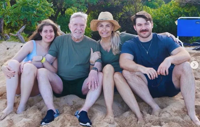 CHUCK NORRIS: A LENDA INDESTRUTÍVEL DO CINEMA DE AÇÃO 10 Chuck Norris with his wife Gena and twins Danilee and Dakota