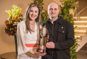 ESQUEÇA AS FLORES, ELAS PREFEREM VINHO 6 Vanessa Stefani
