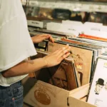 NOSTALGIA COMO ESTILO DE VIDA: MODA, MÚSICA E DECORAÇÃO EM SINTONIA 2 WhatsApp Image 2026 03 20 at 20.55.08 2