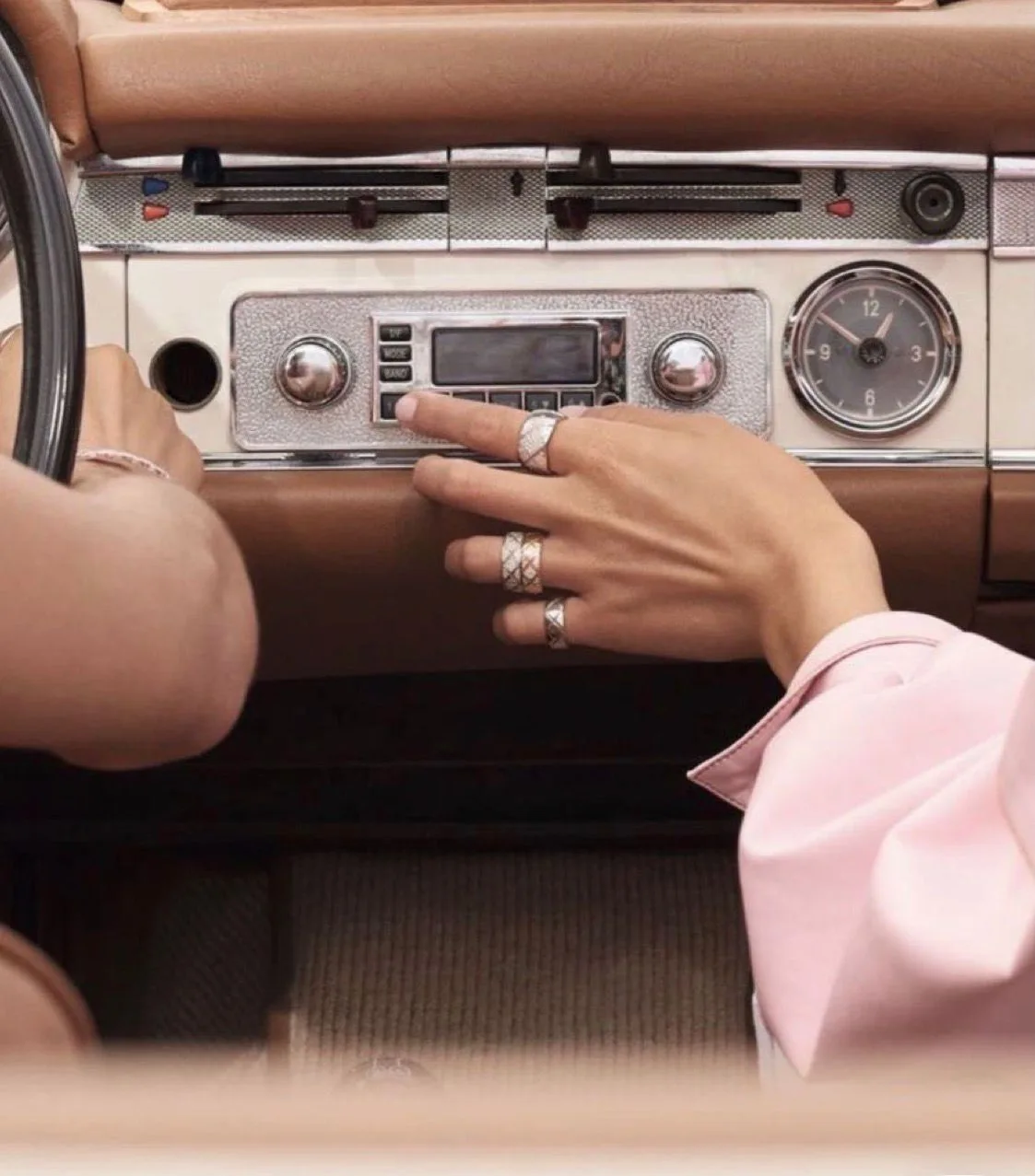 NOSTALGIA COMO ESTILO DE VIDA: MODA, MÚSICA E DECORAÇÃO EM SINTONIA