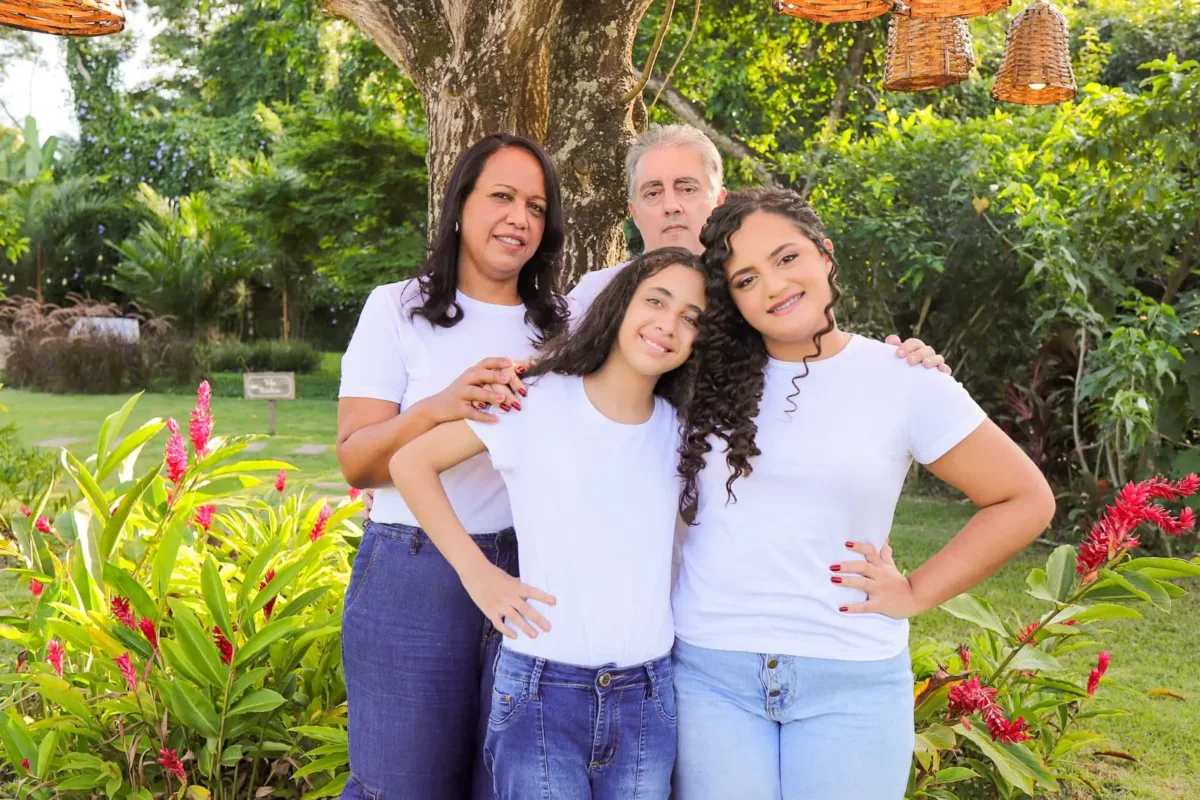 CUIDADO ESPECIALIZADO E HUMANIZADO TRANSFORMA A VIDA DE CRIANÇAS COM AUTISMO 2 Ariadnei com o esposo Sergio Paulo e as filhas Luiza Vitoria e Ana Vitoria e1775143604788