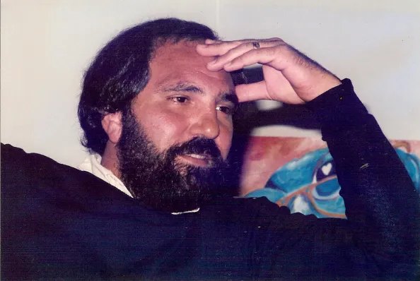BASIL POLEDOURIS: O MESTRE DAS TRILHAS ÉPICAS QUE MARCARAM GERAÇÕES 3 Basil Poledouris 1985 Photo R.D. Larson