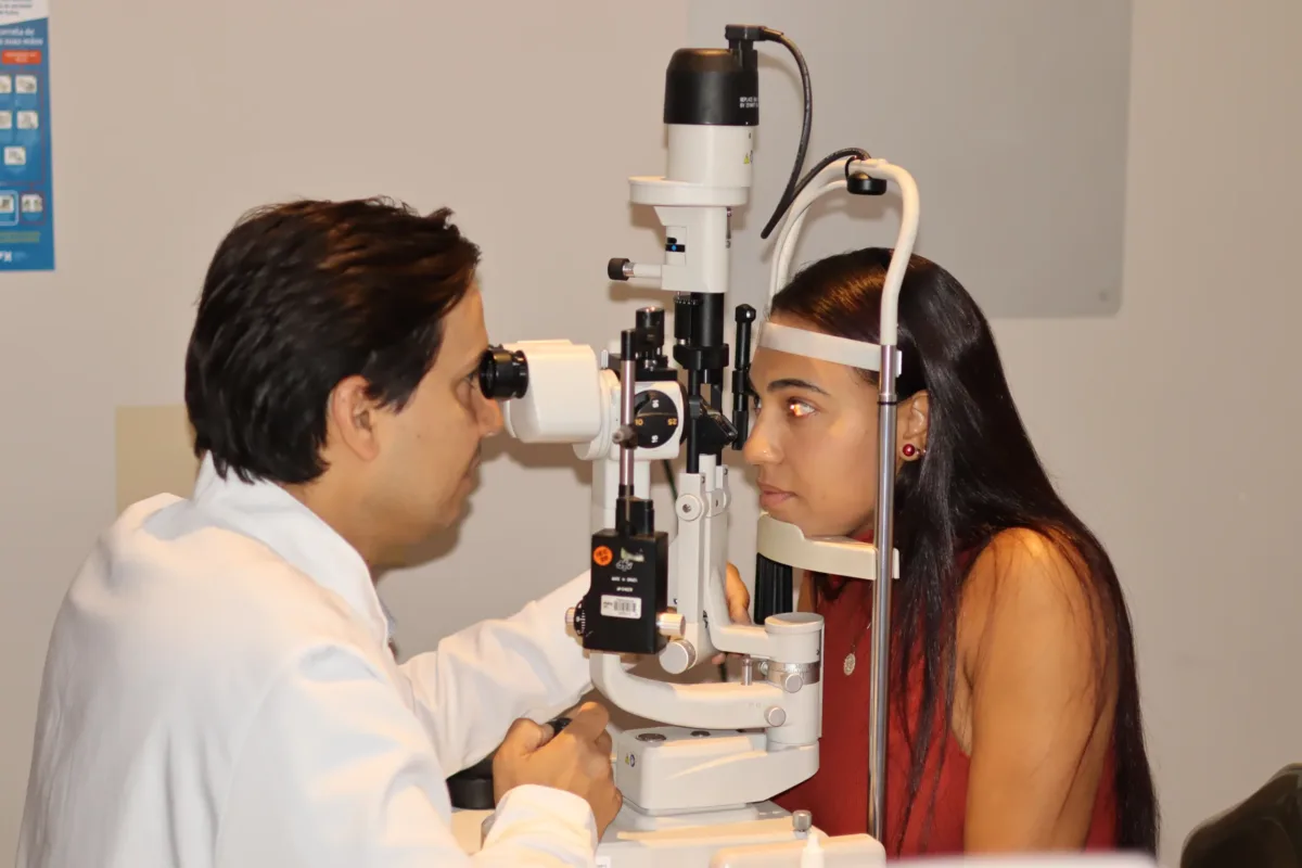 PROCEDIMENTO INOVADOR DEVOLVE QUALIDADE DE VISÃO E AUTOESTIMA A PACIENTE NO HOSPITAL MÁRCIO CUNHA 2 Dr. Alberto Henrique e a paciente Werida Araujo 2 scaled e1776453619542