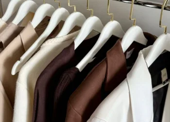 ELEGÂNCIA SILENCIOSA OU AUSÊNCIA DE POSICIONAMENTO? O PERIGO DE SE VESTIR PARA NÃO INCOMODAR 5 WhatsApp Image 2026 04 17 at 13.34.26 1