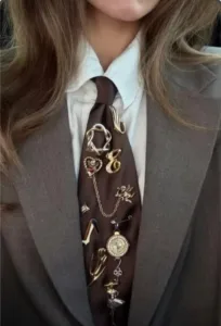 GRAVATA: O ITEM FASHION QUE ROUBOU A CENA EM O DIABO VESTE PRADA 2 4 WhatsApp Image 2026 05 01 at 09.19.09