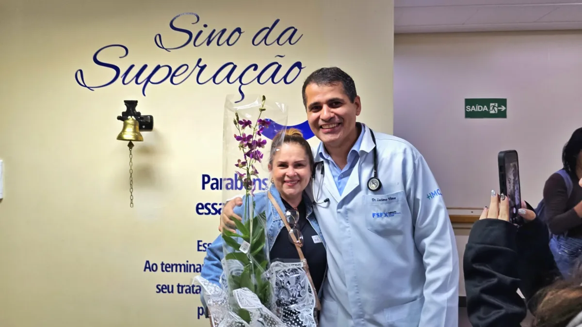 FÉ, AMOR E ESPERANÇA MARCAM O TOCAR DO SINO DE PACIENTE DA UNIDADE DE ONCOLOGIA DO HOSPITAL MÁRCIO CUNHA 2 Acao Oncologia 3 scaled e1781730332107