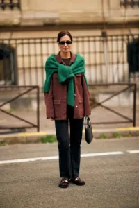 O CARDIGÃ NO PESCOÇO: O TRUQUE SE STYLING QUE DOMINOU O STREET STYLE 3 Cargiga nos ombros